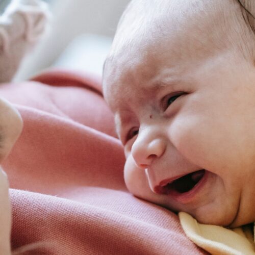 Dziecko ciągle płacze? Oto możliwe przyczyny i jak sobie z nimi radzić