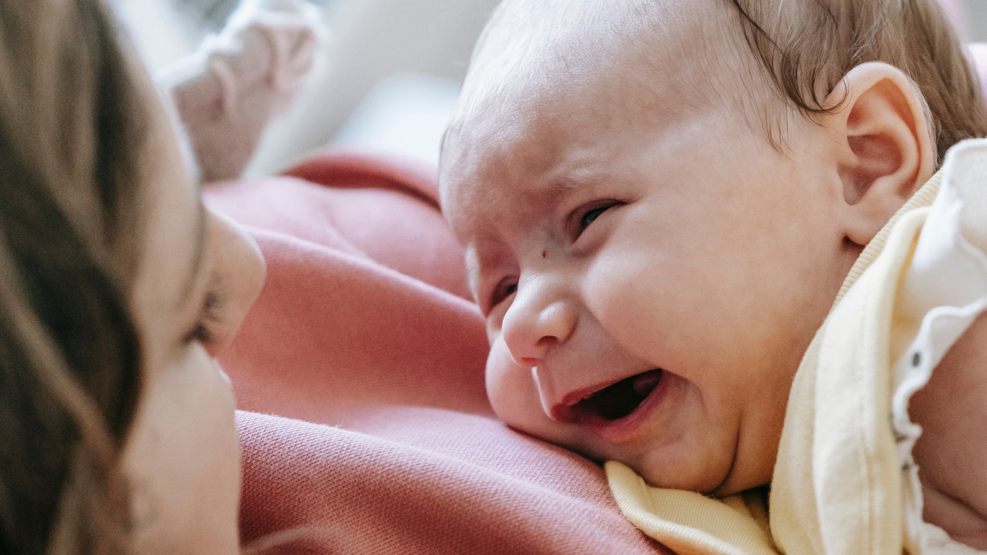 Dziecko ciągle płacze? Oto możliwe przyczyny i jak sobie z nimi radzić